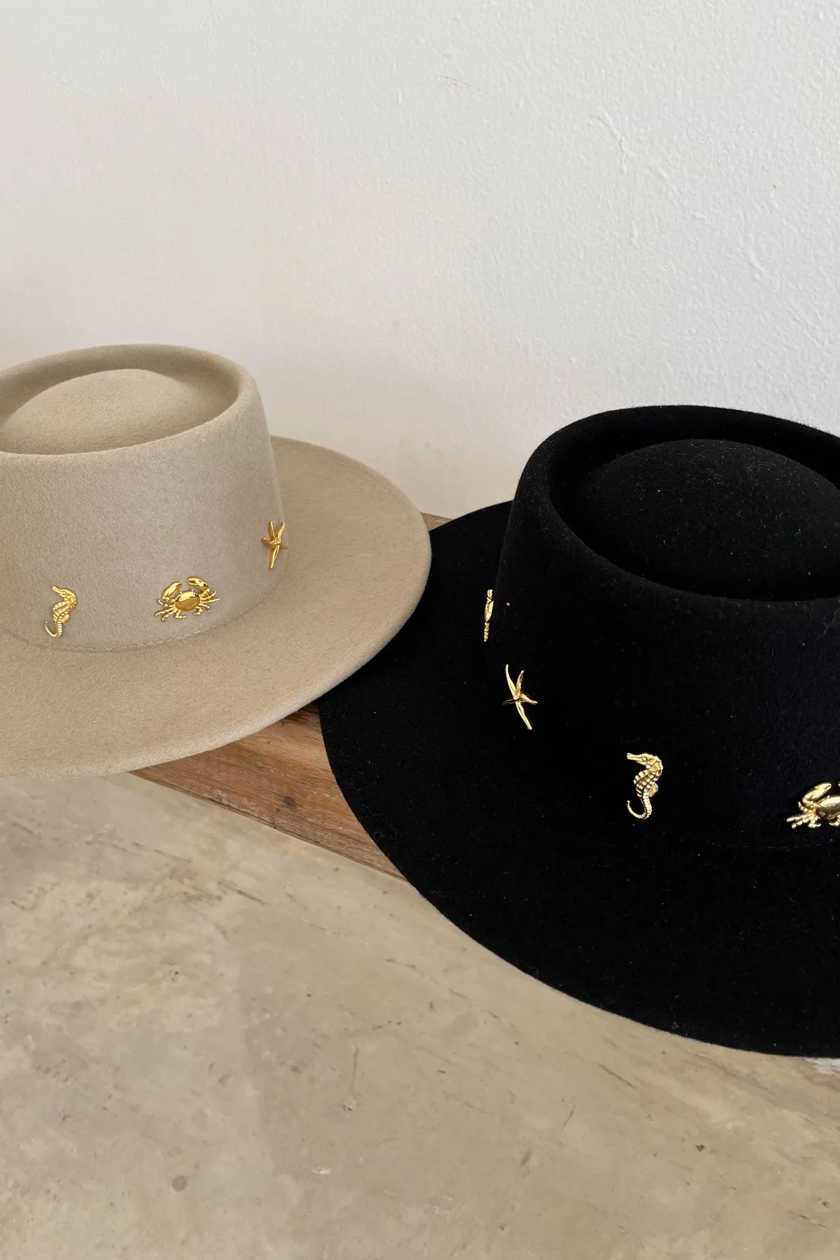 Beyond the Sea - Black pearl hat gold